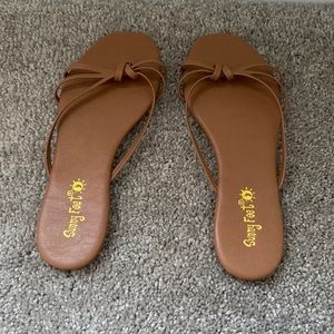 Size 7 1/2 Womens sandals •Never been worn